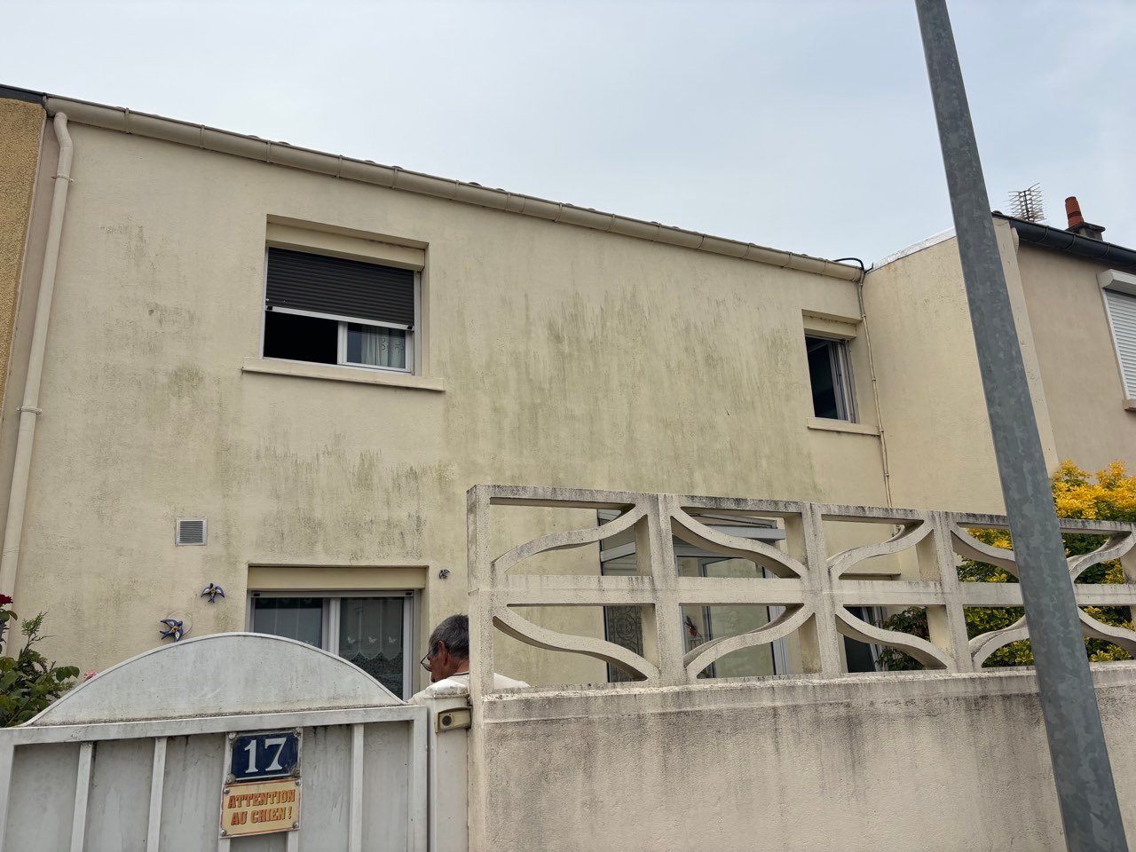Façade avant nettoyage, encrassée