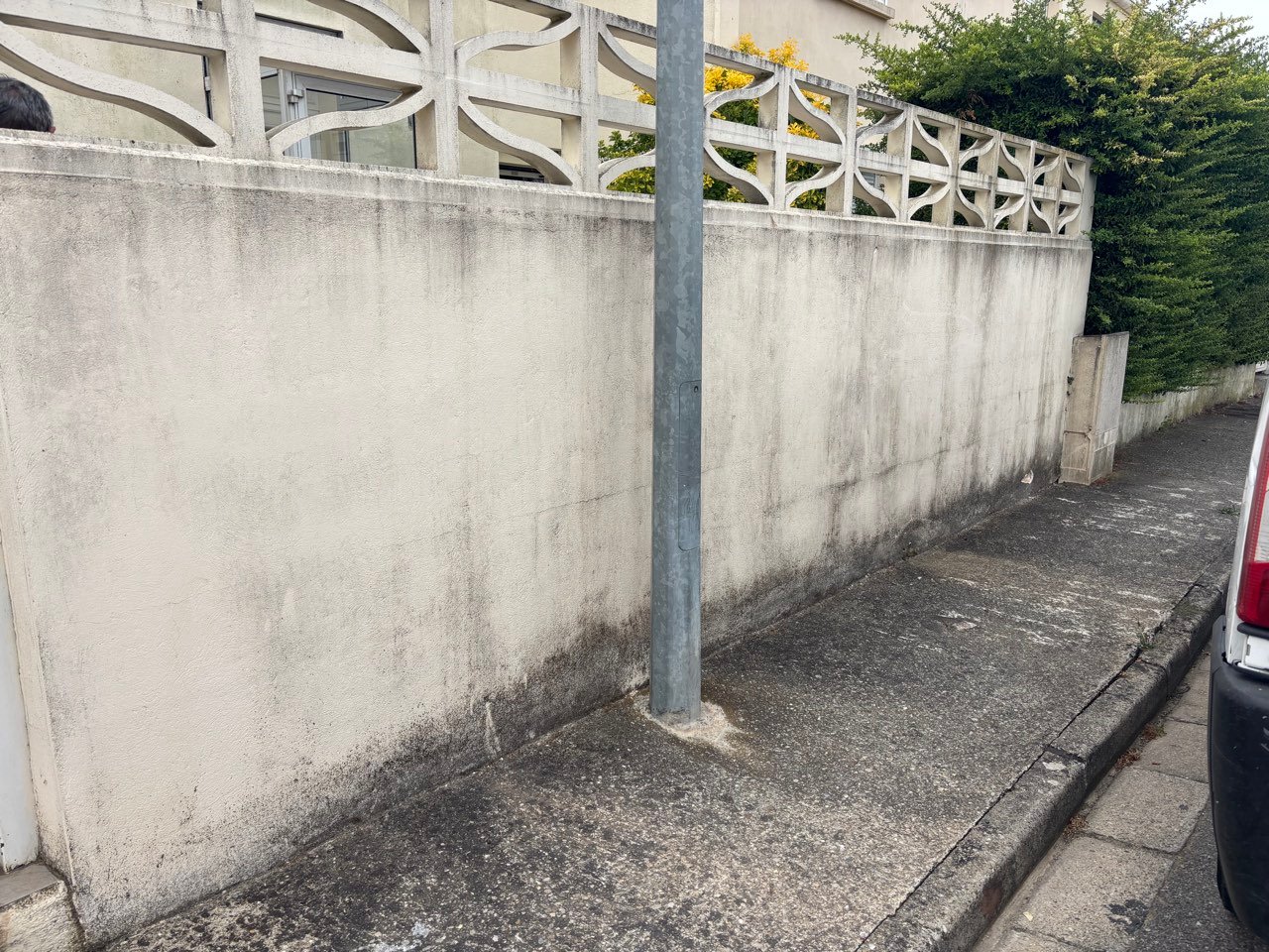 Mur avant nettoyage, encrassé