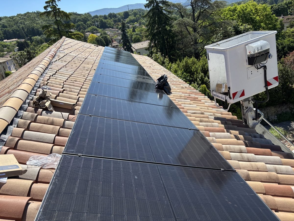 Panneaux photovoltaïques posés sur une toiture en tuiles canal