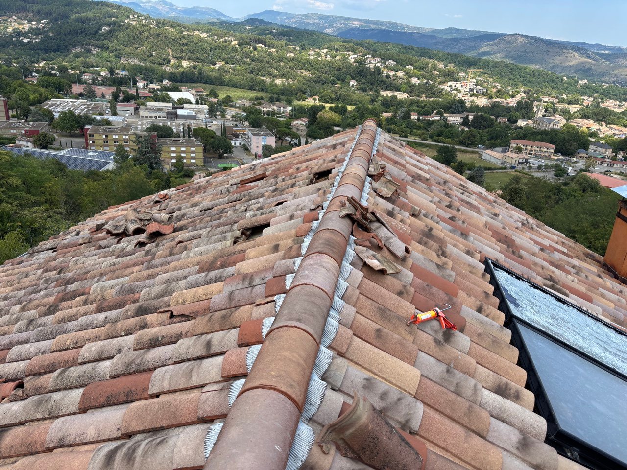 Tuiles endommagées et panneau photovoltaïque touché par la grêle
