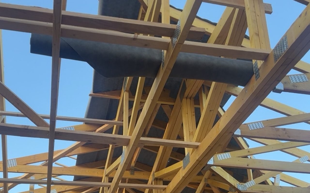 Charpente bois vue en contre-plongée