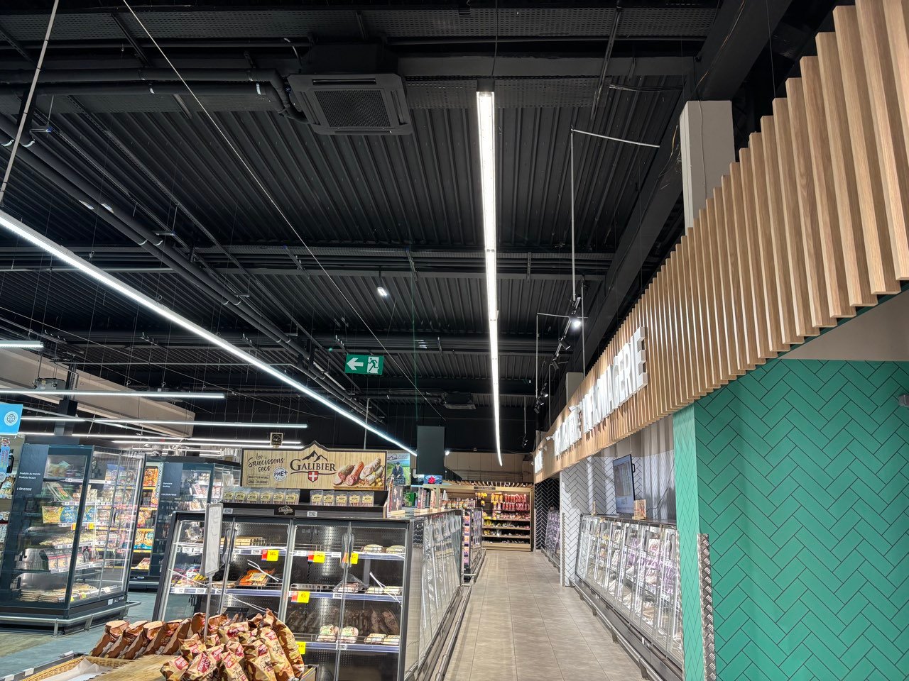 Éclairage LED et agencement d'un rayon frais en supermarché