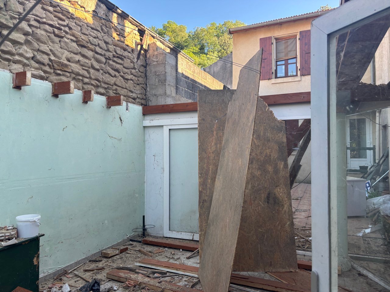 Intérieur en cours de démolition, structure à nu