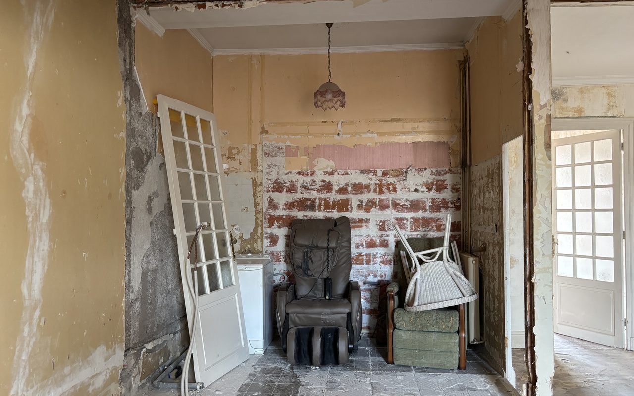 Intérieur de maison débarrassé et décapé avant rénovation