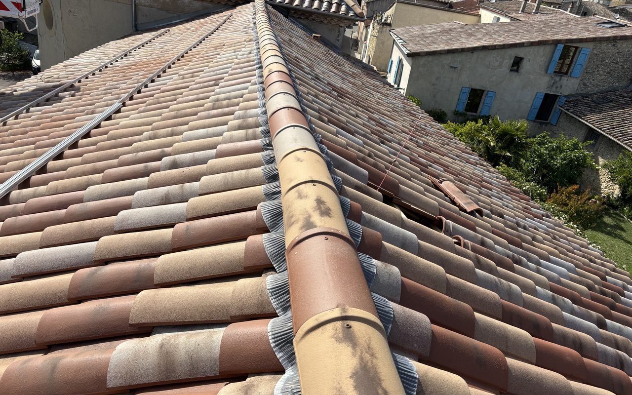 Toiture en tuiles canal avant pose de panneaux photovoltaïques